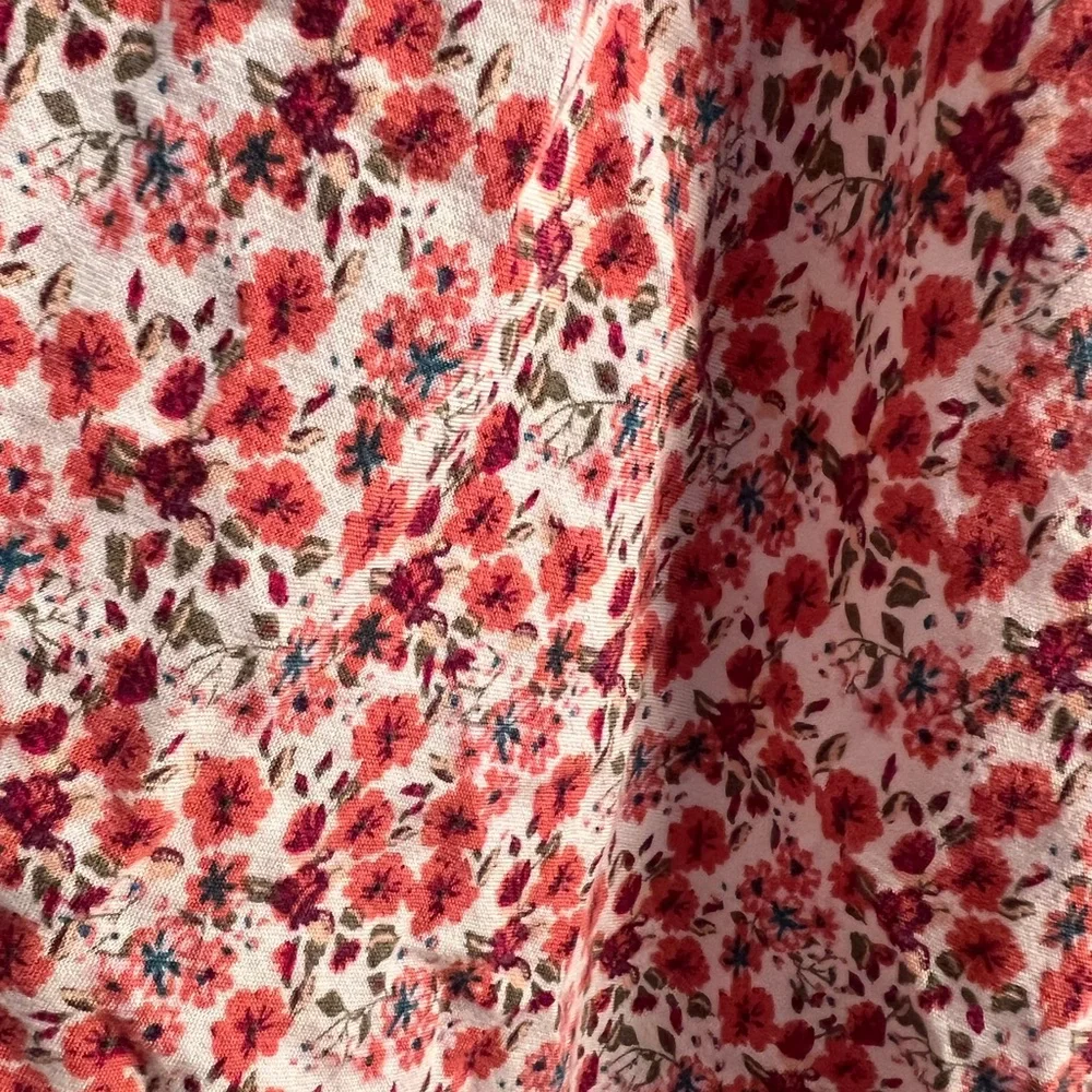 Floral, flowy top💐 - Picture 2 of 3